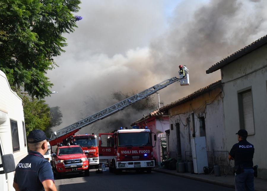 
	L'enorme nube di fumo scuro che si &egrave; levata su via Rockefeller

