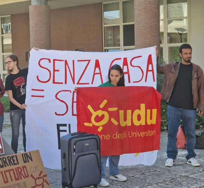 Modena. A Ingegneria la protesta in tenda: «Costi insostenibili per i fuorisede»