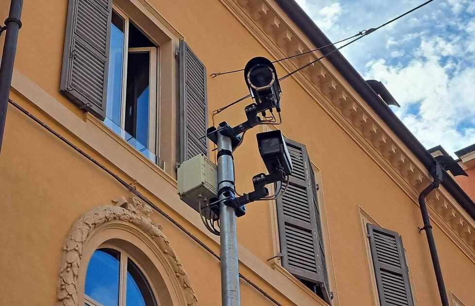 Ztl a Modena, annullata multa ad auto elettrica Il giudice: «Non servono permessi» 