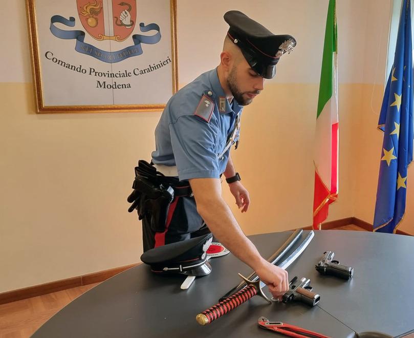 Punta la pistola contro il titolare di una ditta a Modena: arrestato. A casa aveva una katana