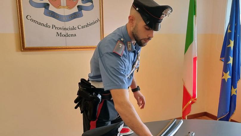 Punta la pistola contro il titolare di una ditta a Modena: arrestato. A casa aveva una katana