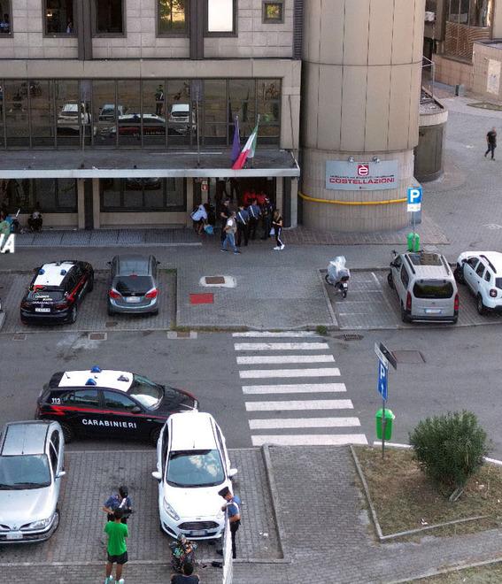 Modena. Blitz nel palazzone di via Costellazioni: sequestrati hashish e alcuni abiti rubati