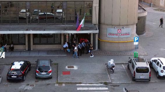 Modena. Blitz nel palazzone di via Costellazioni: sequestrati hashish e alcuni abiti rubati