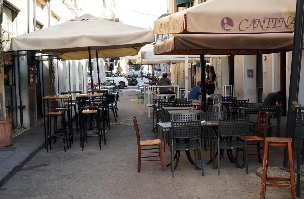 Livorno, rivoluzione in via Cambini: un corridoio in mezzo ai tavoli