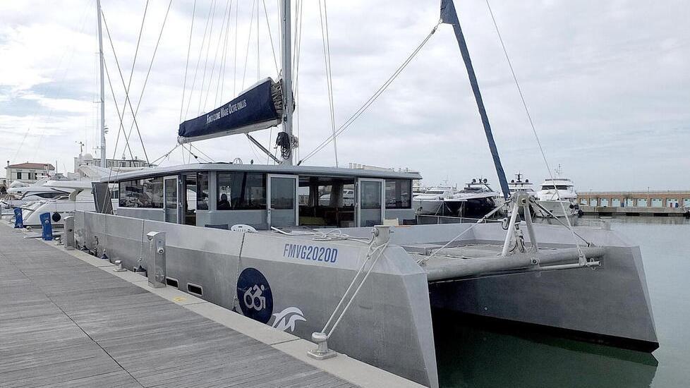 Fare il bagno al largo per un disabile è possibile con il catamarano Elianto