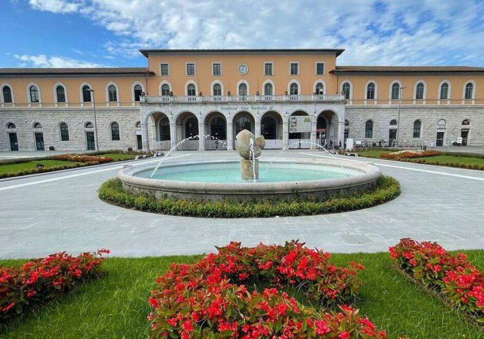 Pisa, in piazza della Stazione arrivano le pensiline per autobus e taxi