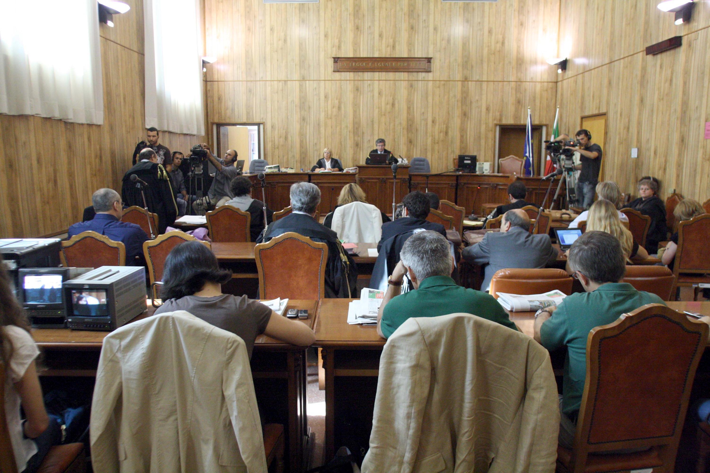 Un processo nell'aula del tribunale
