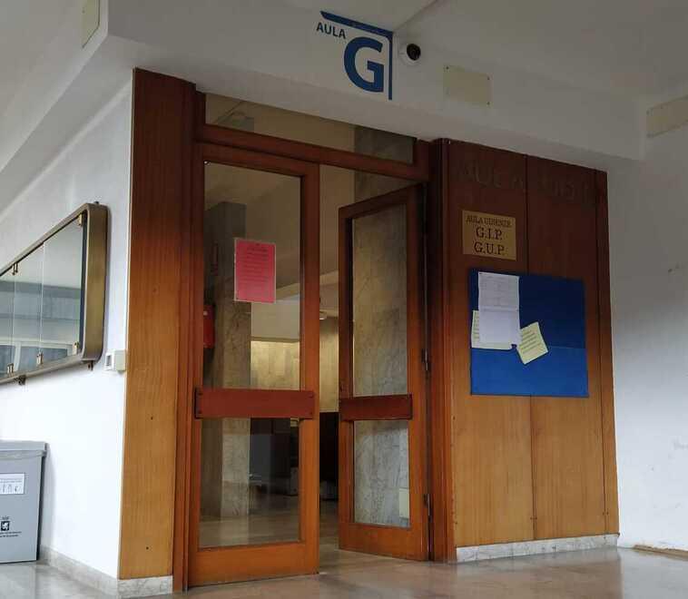 Grosseto, trovato in una pozza di sangue: «Le coltellate potevano uccidere»