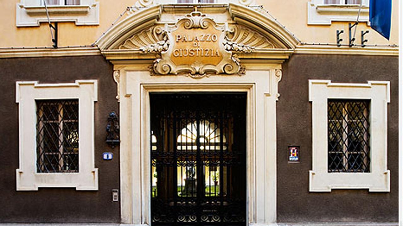 Livorno, assicuratrice indagata per truffa: caccia ai soldi spariti dei clienti