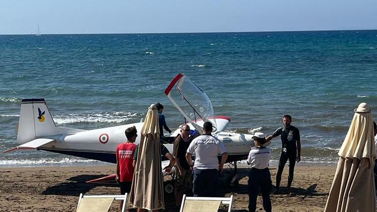 Ultraleggero cade in mare a San Vincenzo, illeso il pilota – Video
