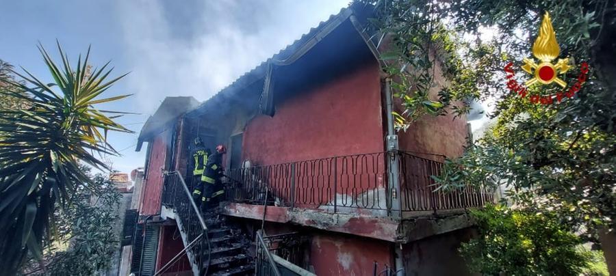Collesalvetti, si rifugia sul tetto della casa per sfuggire alle fiamme: salvato dai pompieri