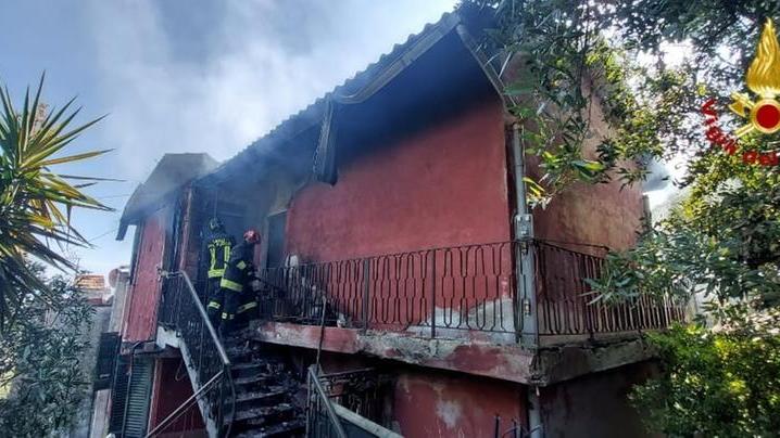 Collesalvetti, si rifugia sul tetto della casa per sfuggire alle fiamme: salvato dai pompieri