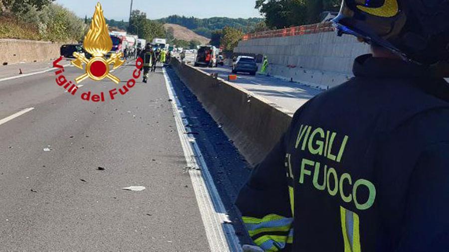 Firenze, auto salta il guard rail sull’Autosole: due morti