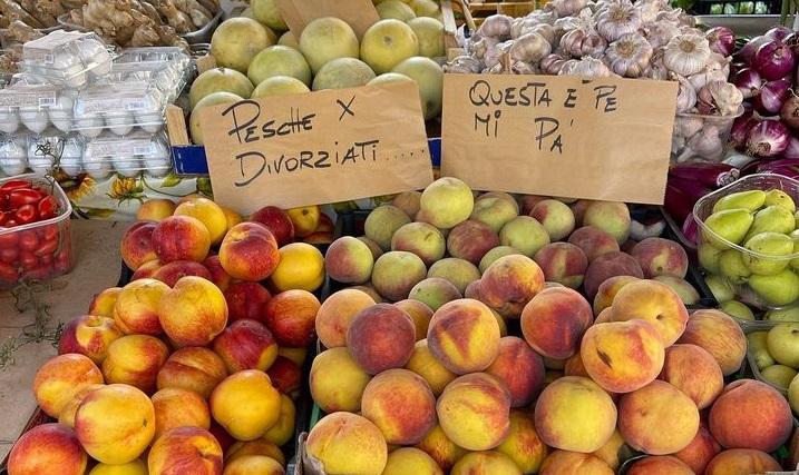 Spot Esselunga, l’ironia livornese nel cartello al mercato: «Pesche per divorziati, questa è per mi pa’»