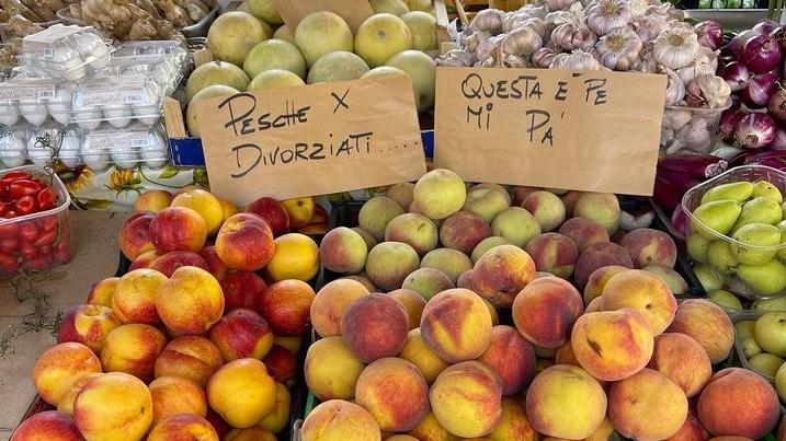 Spot Esselunga, l’ironia livornese nel cartello al mercato: «Pesche per divorziati, questa è per mi pa’»