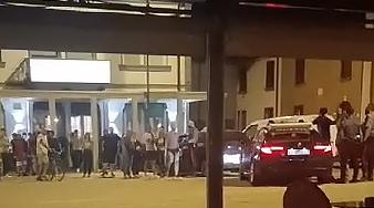 Circondato e picchiato per una sigaretta, in  piazza a Serravalle scoppia la rissa