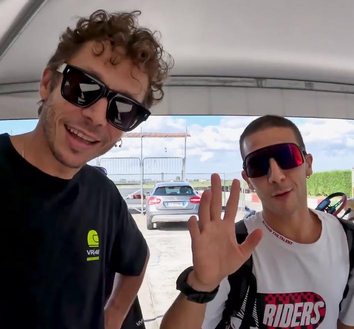 Ferrara, Valentino Rossi tra risate e corse sul go kart. E  oggi Lele Adani con gli appassionati di calcio