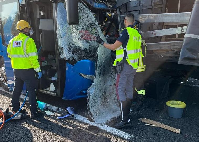 Pisa, tragico scontro sull’A1: muore autista del bus titolare di un’agenzia di viaggi