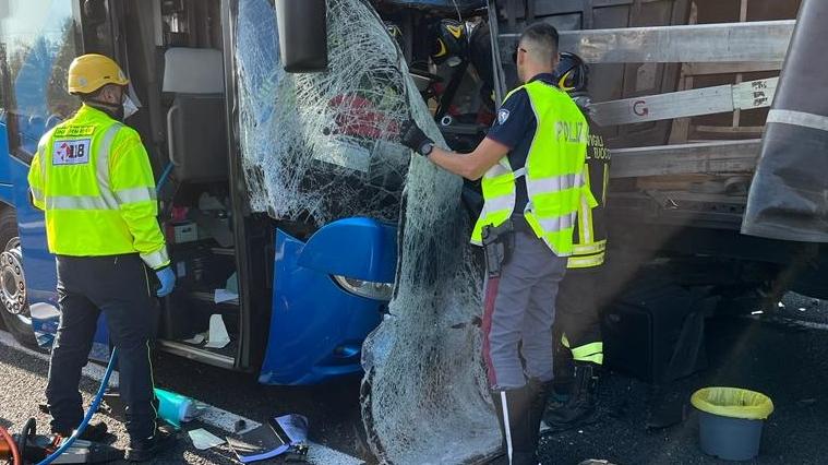 Pisa, tragico scontro sull’A1: muore autista del bus titolare di un’agenzia di viaggi