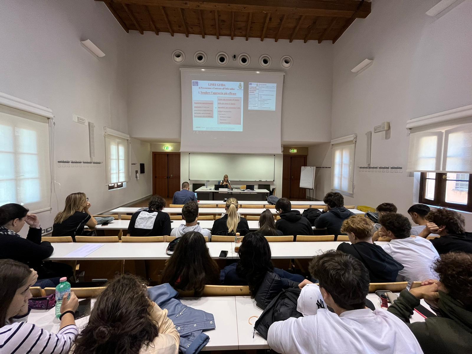 Modena. Cyberbullismo e body shaming, la violenza “corre” sui social<br />
<br />
