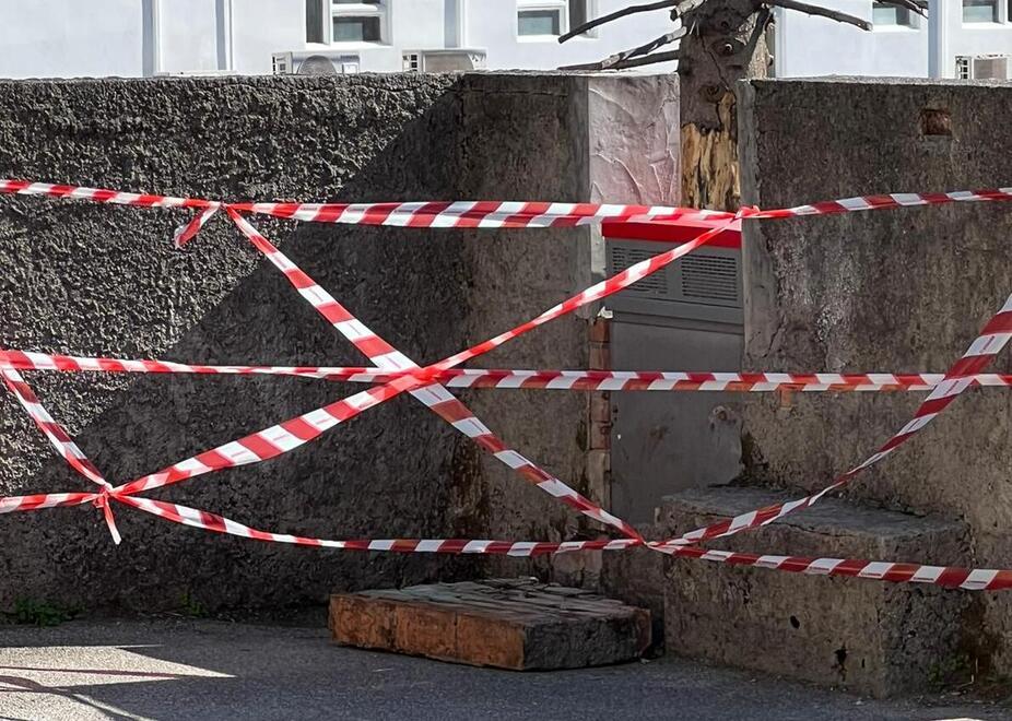 Il muretto crollato che ha colpito il piede di uno dei bambini della primaria che stava giocando