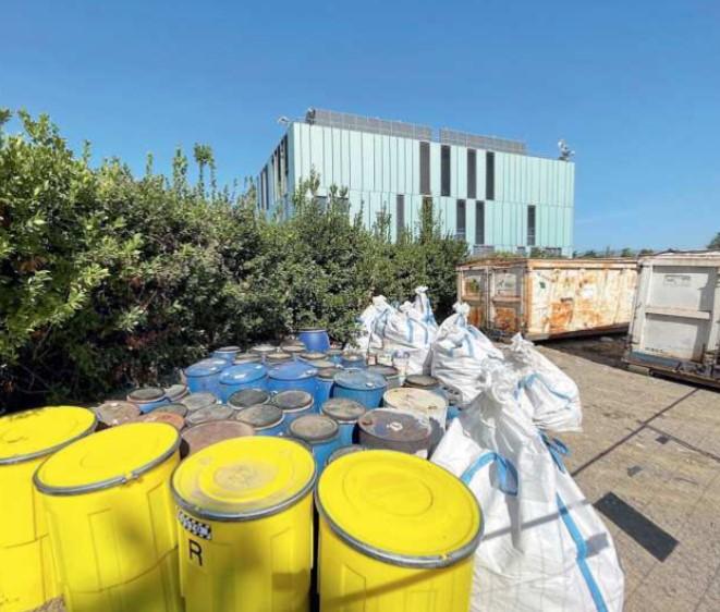 Alcuni tipi di rifiuti accatastati in attesa dello smaltimento (Foto Studio Nucci)