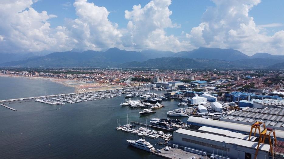Una bella immagine del porto di Viareggio (foto Paglianti)
