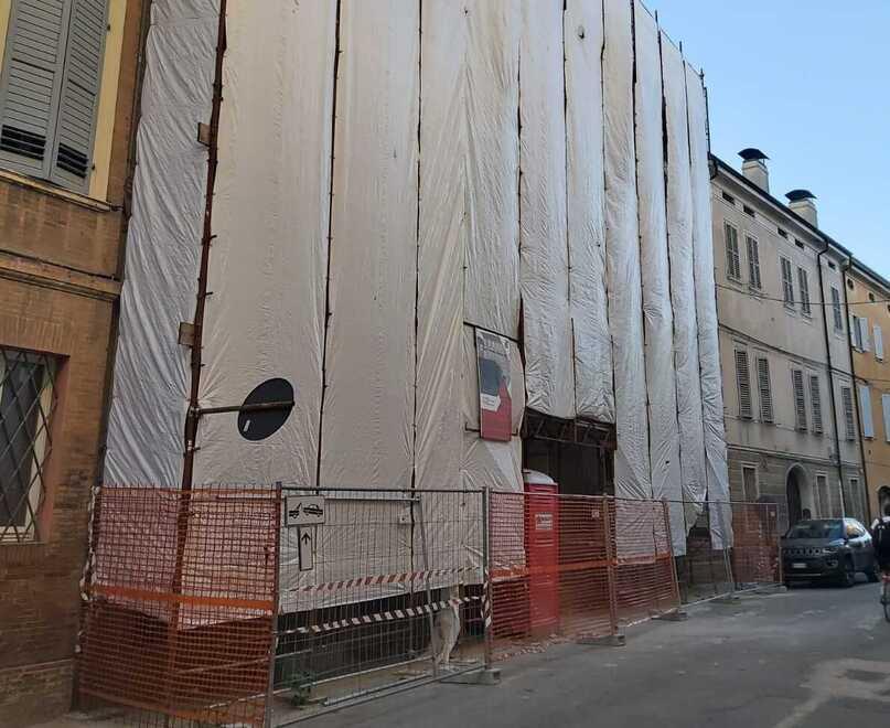 Carpi. Doppio furto in via Menotti: cantiere nel mirino dei ladri 