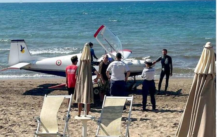 
	Il bimotore sulla spiaggia di San Vincenzo

