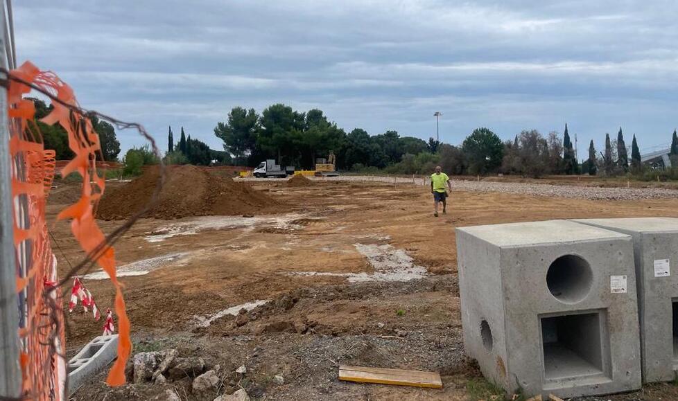 Nella foto il cantiere aperto lungo la strada Pisana-Livornese da B.Fuel per i lavori di realizzazione del nuovo distributore di carburanti a Vada
