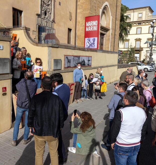 Una delle ultime manifestazioni di fronte al museo