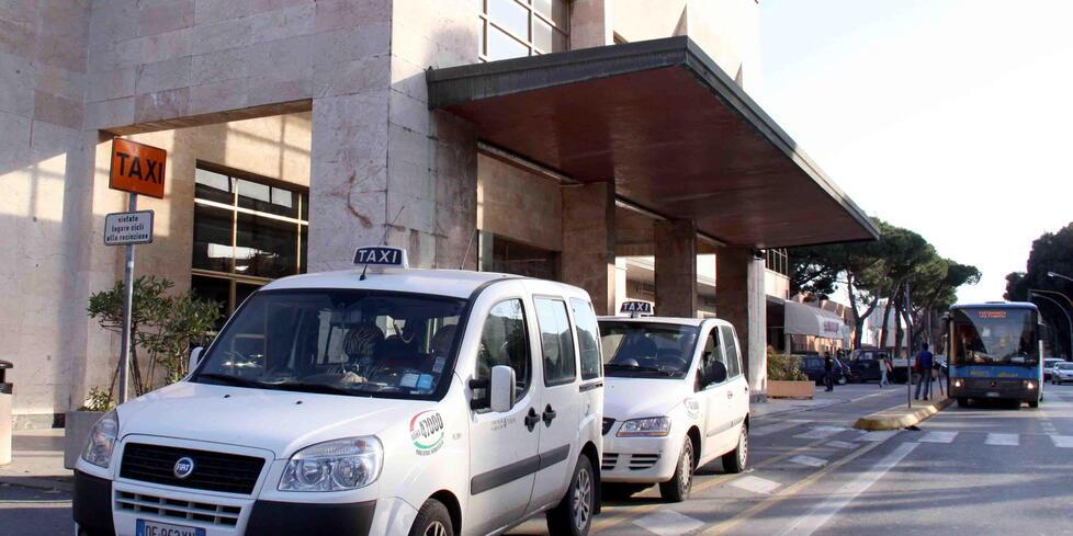 Taxi alla stazione di Viareggio (foto d’archivio)