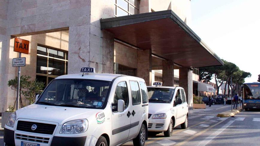 Taxi alla stazione di Viareggio (foto d’archivio)
