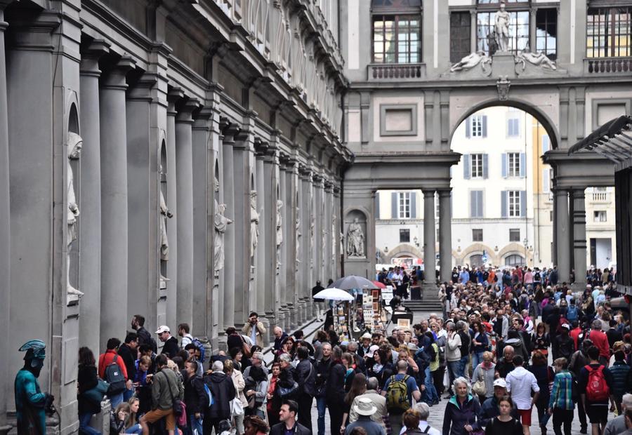
	Visitatori in fila davanti alla Galleria degli Uffizi

