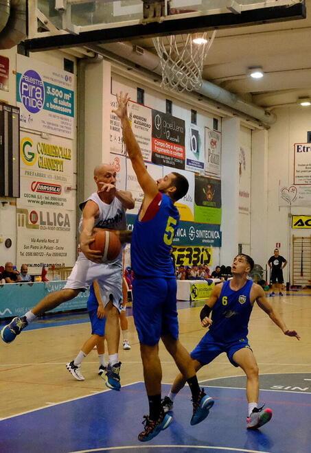 Giovanni Bruni a canestro (foto Michele Falorni/Silvi)