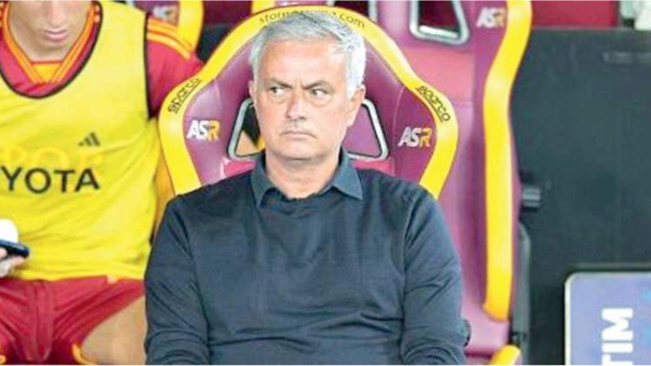 Josè Mourinho sulla panchina della Roma: nelle prime sei gare del campionato i giallorossi hanno messo insieme solamente cinque punti