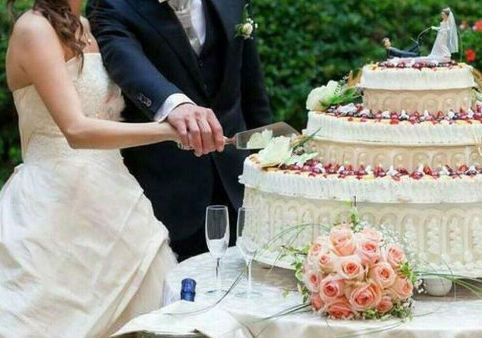 Gli sposi se ne vanno senza pagare «I soldi dei regali non bastavano»