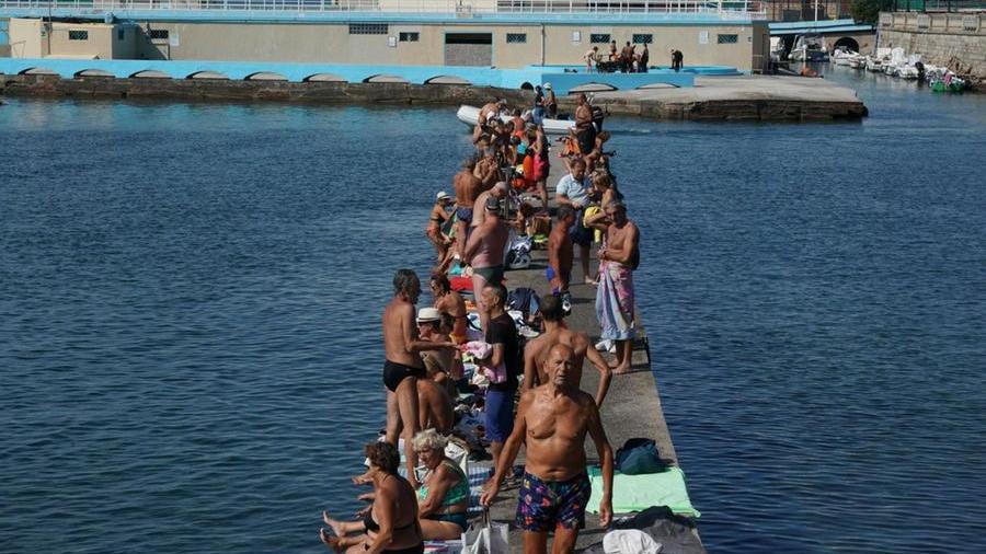 Bagnanti a San Jacopo (foto Franco Silvi)