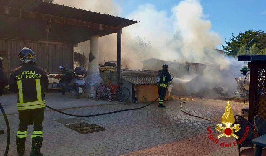 Sassari, fiamme in un magazzino: esplode una bombola del gas