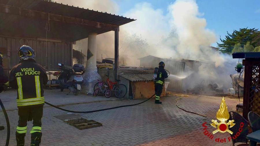 Sassari, fiamme in un magazzino: esplode una bombola del gas