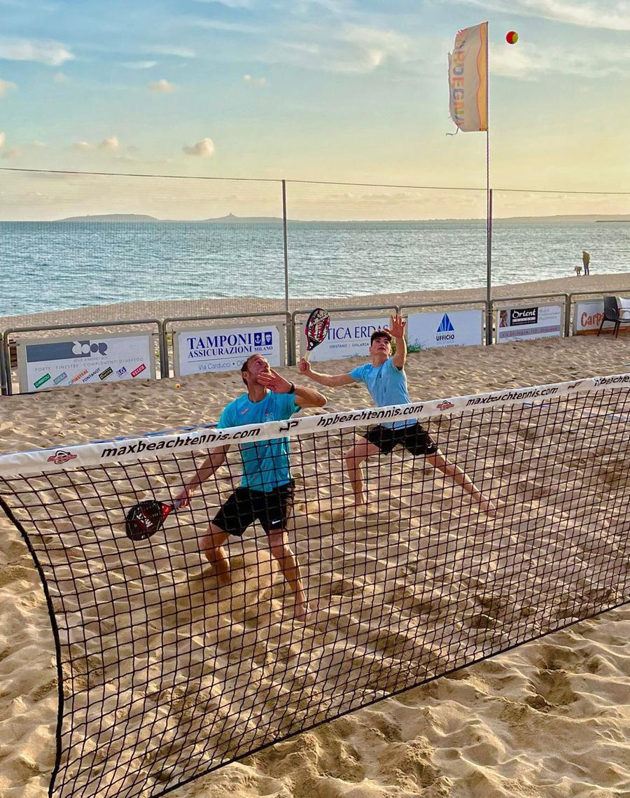 
	Una partita di beach tennis a Torregrande

