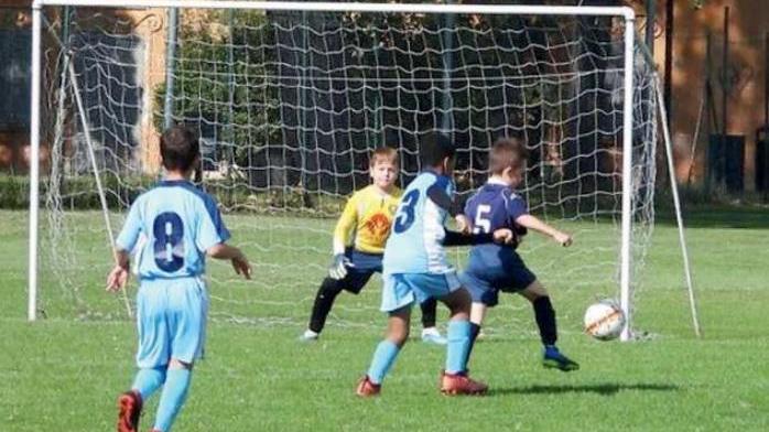 Calcio, la Figc elimina lo Ius Soli per i bimbi under 14: non saranno tesserabili come italiani
