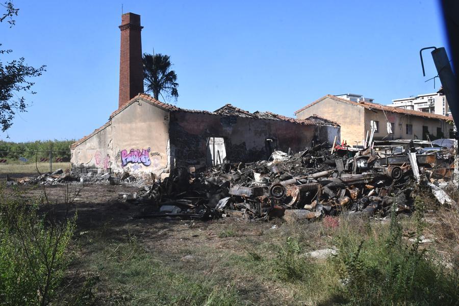 
	Il materiale ammassato bruciato nell'incendio di via Rochefeller

