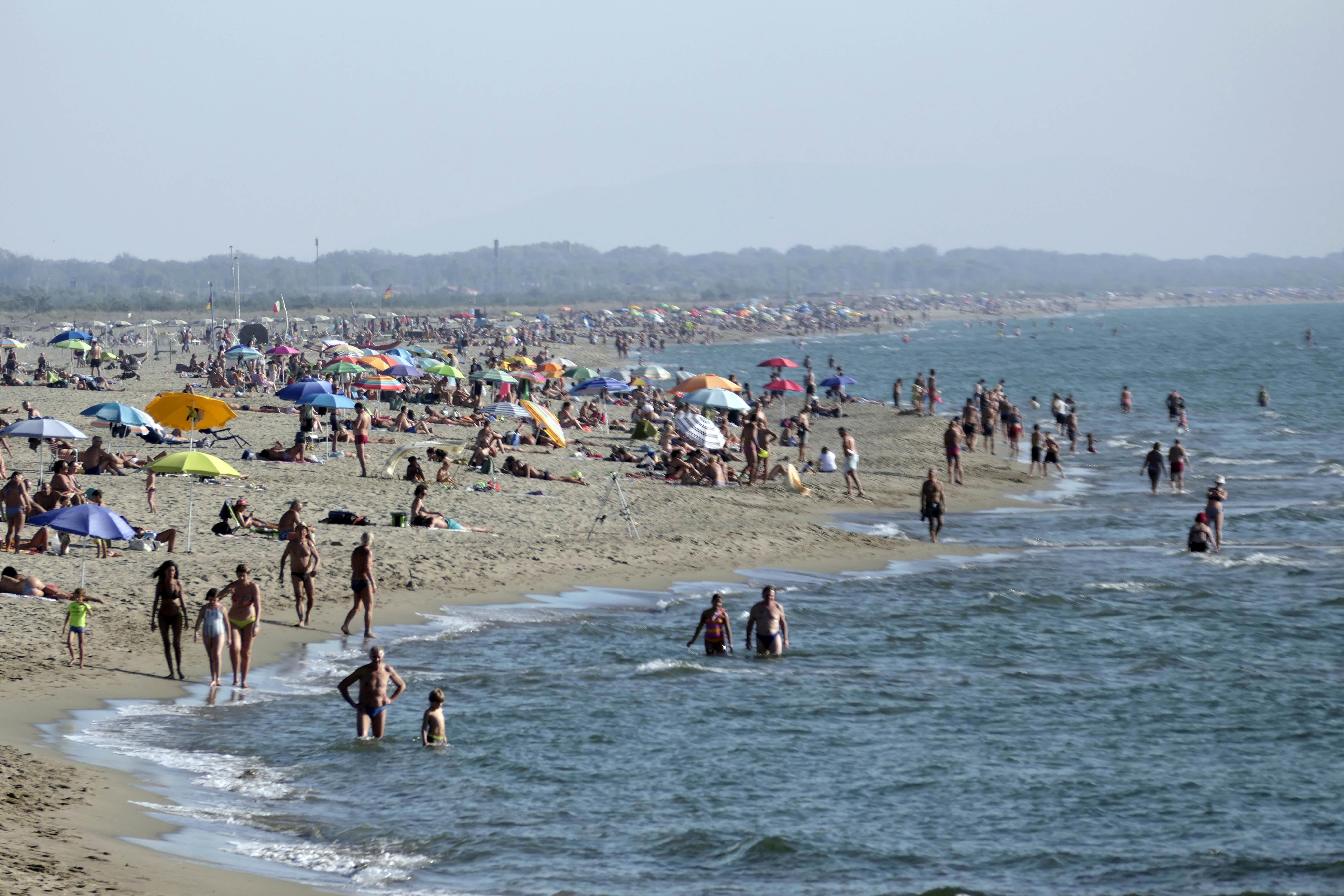 Spiaggia tutto l’anno, la Toscana si attrezza per il turismo non-stop (ma c’è chi è scettico)