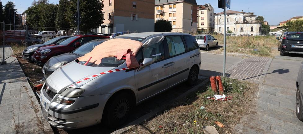Modena, auto usate come dormitori a due passi dal Museo Ferrari 