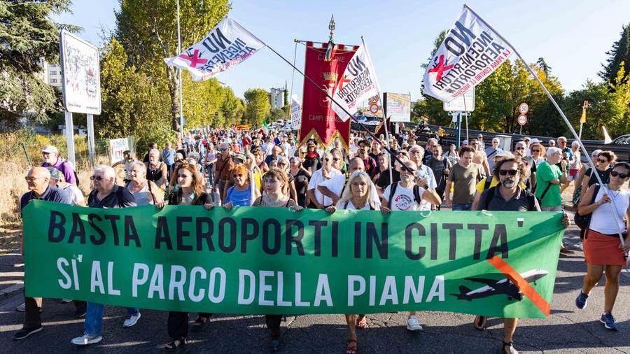 Aeroporto di Peretola, voli ridotti e meno “impattanti”. I comitati: «Non basta fermare la nuova pista»