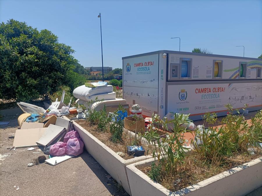 Caos rifiuti a Olbia, Ages e dipendenti De Vizia arruolati come “sceriffi ambientali”