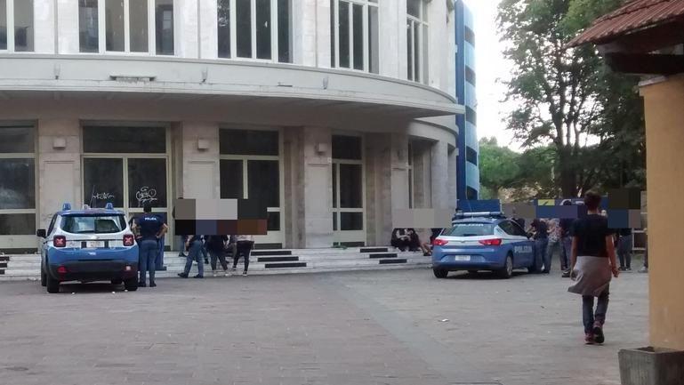 La polizia nella zona dell’ex Odeon (foto d’archivio)
