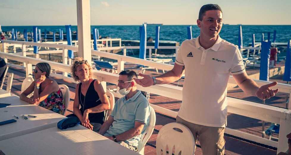 Al centro Nicola Ganni al ristorante dei bagni Lido che sarà aperto a partire dal 7 e 8 ottobre (foto di archivio)