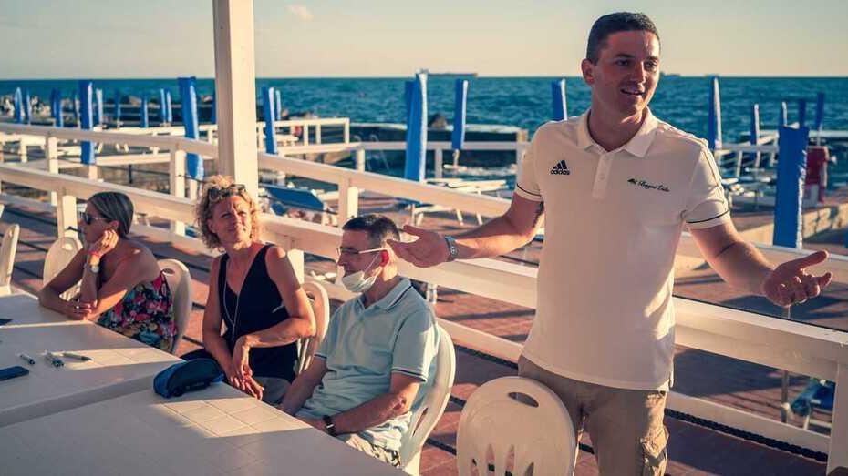 Al centro Nicola Ganni al ristorante dei bagni Lido che sarà aperto a partire dal 7 e 8 ottobre (foto di archivio)